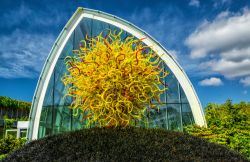Casa di vetro e scultura del Chihuly Glass Museum al Seattle Center and space Needle, Washington (USA) - © Harvey O. Stowe / Shutterstock.com