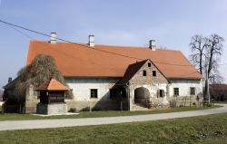 Casa in un villaggio della Slavonia, Croazia. Le principali risorse naturali di questa terra sono legate alla coltivazione di frumento e mais.
