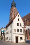 Jas House e chiesa di Santa Elisabetta a Wroclaw, Polonia - Una bella immagine della chiesetta dedicata a Santa Elisabetta e la Jas House nel cuore del centro storico di Breslavia © Santi ...