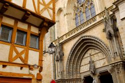 Casa medievale e facciata della Cattedrale di Vannes, in Francia