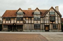 Casa natale di Shakespeare a Stratford-upon-Avon, Inghilterra - In questa bella casa a graticcio nel 1564 nacque il grande poeta inglese. L'esterno dell'edificio è una ricostruzione ...