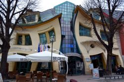 Casa Storta (Krzywy Domek), Sopot: sorge sulla Ul.Bohaterow Monte Cassino, la strada del passeggio e dello shopping di Sopot. La sua caratteristica forma l'ha resa oggi uno dei punti d'interesse ...