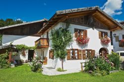 Una casa tradizionale bavarese nel borgo di Mittenwald, Germania - © Dmitry Chulov / Shutterstock.com