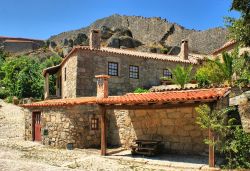Casa tradizionale nel villaggio storico di Sortelha, Portogallo - Si fondono perfettamente con il paesaggio circostante le vecchie case di Sortelha costruite a ridosso della roccia © Vector99 ...