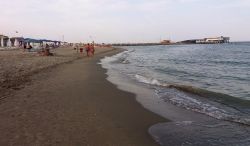 Casalborsetti, il pontile: è uno dei simboli della cittadina romagnola. Si trova alla foce del canale del reno che sfocia nell'Adriatico.