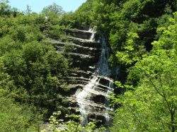 La cascata dell'Acquacheta, un salto di quasi 90 metri, che venne cantata da Dante, si trova nei pressi di San Benedetto in Alpe in Romagna - © Federica Bardi - CC BY 3.0 ...