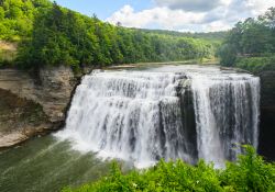 Cascata al Letchworth State Park nei pressi di Rochester, stato di New York (USA). Lungo circa 27 km, segue il fiume Genesee mentre scorre verso nord attraverso una gola profonda e diverse cascate ...