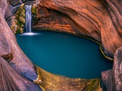 Cascata dentro alla Hamersley Gorge nel Karijini National Park - © Tourism Western Australia