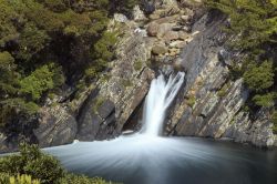 Cascata di Toroki sull'isola di Yakushima, Giappone. Hanno la particolarità di gettarsi direttamente nell'oceano creando così un rumore assordante.
