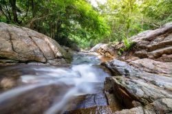 La cascata Huai Yang nella foretsa tropicale del National Park a Prachuap Khiri Khan (Thailandia).
