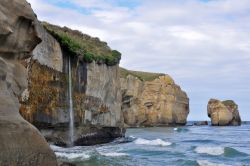 Cascata in mare a Tunnel Beach, Dunedin, penisola di Otago, Nuova Zelanda - © Noradoa / Shutterstock.com