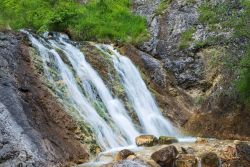 Una cascata nei pressi di Jenbach, Austria - la natura, a Jenbach, è l'assoluta protagonista. Questa bella località a una trentina di chilometri da Innsbruck, si trova totalmente ...
