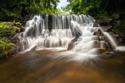 Cascata al Parco Nazionale di Huay Yang nella regione di Prachuap Khiri Khan, Thailandia. Siamo nella catena montuosa di Tanao Sri al confine con il Myanmar.
