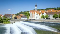 Cascata sul fiume Lech nel villaggio di Landsberg, Baviera (Germania).

