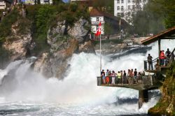 Cascate sul Reno a Sciaffusa, il punto di osservazione - © nui7711 / Shutterstock.com