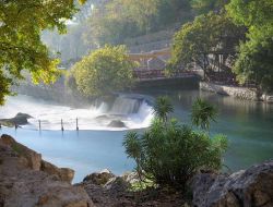 Le cascate del fiume Buna a Blagaj, in Bosnia-Erzegovina - una cascata creata dal fiume Buna, poco dopo la sua bellissima sorgente, situata di fianco al monastero derviscio. Questa sorgente ...