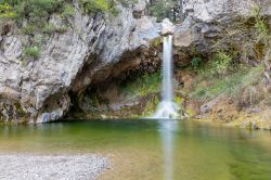 Cascate di Drimonas a Eubea, Grecia - Uno splendido scorcio panoramico delle cascate che alimentano l'omonimo lago di Drimonas © Lefteris Papaulakis / Shutterstock.com