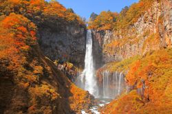 Cascate Kegon nella stagione autunnale a Nikko, Giappone. E' soprattutto in autunno quando il colore delle foglie degli alberi cambia che i turisti sono attratti da questa bellezza naturale: ...