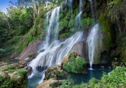 Le splendide cascate conosciute con il nome di Salto del Arco Iris, presso Soroa, si trovano nella provincia di Pinar del Rio (Cuba), a 110 km dal capoluogo.