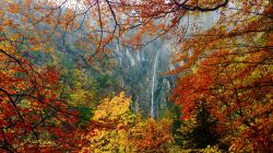 Cascate spettacolari fotografate in autunno vicino a Lavey-Les-Bains in Svizzera