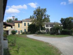 Cascina Poiago nel comune di Carpiano in Lombardia - © Gabriele Bellotti - CC BY 2.0, Wikipedia