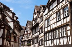 Case a graticcio di Strasburgo, Francia - Farnia, rovere o abete decorano le facciate delle antiche case di Strasburgo dove un tempo avevano dimora pescatori e conciatori. Le travi orizzontali ...