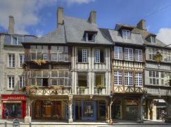 Le tipiche case a graticcio nel centro storico di Dinan. Alcune di queste sono oggi state trasformate in bar e ristoranti - foto © Pecold / Shutterstock.com