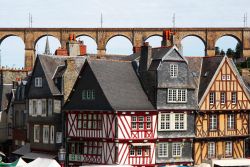 Case a graticcio e viadotto nel borgo medievale di Morlaix, Francia. Situata a 55 km da Brest, Morlaix si è sviluppata sulle alture che dominano la foce del fiume omonimo.
