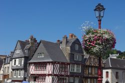 Case a graticcio nel centro storico di Morlaix, Bretagna, Francia: in questo grazioso borgo medievale se ne contano oltre 150  che, assieme agli edifici a lanterna, creano uno spettacolare ...