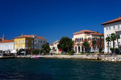 Case a Porec, Croazia. Alcuni degli edifici di questa cittadina istriana che mostra ancora oggi la struttura del castrum romano - © Alex Ivanov / Shutterstock.com