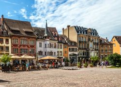 Case affacciate in Place de la Reunion a Mulhouse, Francia. Questa città si trova vicino al confine di Austria e Germania - © 322930037 / Shutterstock.com