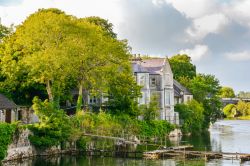 Case affacciate sul fiume Corrib a Galway, Irlanda. Nonostante la sua breve lunghezza, appena 6 chilometri, questo fiume ha una portata molto consistente. Dopo un tratto rurale, entra nel territorio ...