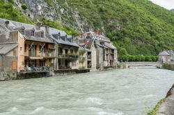 Case affacciate sul fiume nel villaggio di Saint Beat vicino a Bagneres-de-Luchon (Francia).

