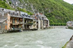 Case affacciate sul fiume nel villaggio di Saint Beat vicino a Bagneres-de-Luchon (Francia).

