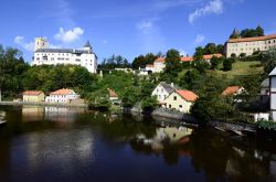 Case affacciate sul fiume Vltava a Rozmberk nad Vltavou, Repubblica Ceca. Si rispecchiano nelle acque della Moldava, con le loro facciate dai colori chiari, le belle dimore dei cittadini di ...