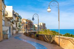 Scorcio delle case affacciate sul mare ad Ortona, sulla Costa dei Trabocchi, in Abruzzo - foto © ValerioMei / Shutterstock.com