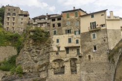 Case nel borgo di Dolceaqua a Imperia, Italia - Alcune delle tipiche abitazioni di Dolceacqua che si innalzano a strapiombo sul torrente Nervia © Igor Marx / Shutterstock.com 