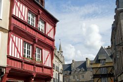 Case antiche nel borgo di Dinan. Siamo in Bretagna, nel nord-ovest della Francia, nel dipartimento della Côtes-d'Armor - foto © Claudio Giovanni Colombo/ Shutterstock.com.  ...