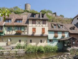 Alcune case nel borgo di Kaysersberg (Francia). La cittadina alsaziana sorge a circa 25 km dal confine con la Germania - foto © PRILL / Shutterstock.com