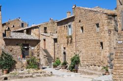 Case nel centro storico di Civita di Bagnoregio, Viterbo. Il vecchio paese è iscritto fra i borghi più belli d'Italia: grazie alla sua particolare posizione geografica e al ...