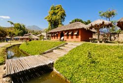 Case cinesi costruite con argilla su una collina del villaggio di Santichon nella città di Pai (provincia di Mae Hong Son), Thailandia.
