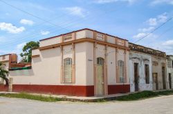 Case coloniali a Camaguey, Cuba -  Una tipica abitazione dall'architettura coloniale nel centro della città © Elliotte Rusty Harold / Shutterstock.com