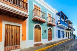 Case coloniali affacciate su una stradina di San Juan, Porto Rico (Stati Uniti d'America).
