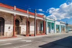 Case coloniali tradizionali nel centro di Guantánamo, nell'estremo oriente dell'isola di Cuba.
