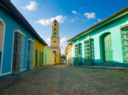 Luci e ombre nelle strade di Trinidad, Cuba - una caratteristica distintiva di Trinidad, che la rende una delle città più affascinanti e visitate di Cuba, è la presenza ...