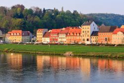 Le case colorate di Meissen si specchiano sulle acque del fiume Elba in Sassonia (Germania) - © Xseon / Shutterstock.com