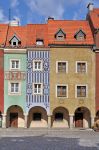 Particolare delle case colorate a Poznan, Polonia - Si trovano nella città vecchia, su Old Market Square, questi bei palazzi dalle facciate variopinte. Rappresentano un vero e propro ...