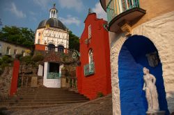 Case colorate a Portmeirion, Galles del Nord, UK. Il centro di questo paesino è caratterizzato da costruzioni con facciate tinteggiate.


