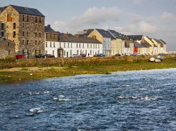 Case colorate a The Long Walk, Galway, Irlanda. Questa zona della cittadina irlandese è nota come The Long Way: una passeggiata permette di scoprirne le abitazioni dalle facciate variopinte ...