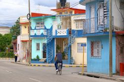 Case colorate affacciate su una strada di Holguin, Cuba. Con la sua architettura pittoresca Holguin è una delle mete turistiche più frequentate dell'isola - © alexsvirid ...
